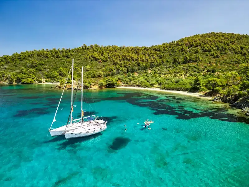 Half day sailing cruise Halkidiki — sailing yacht cruising the Sithonia coastline on a clear afternoon